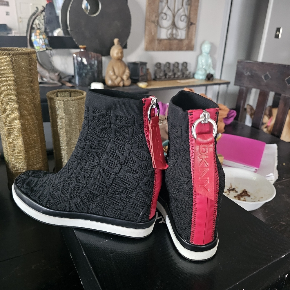 DKNY Women's Black and Red Ankle Boots